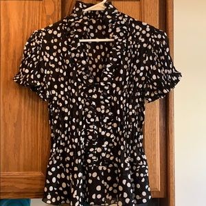 Super cute polka dot short sleeve shirt w/ruffles